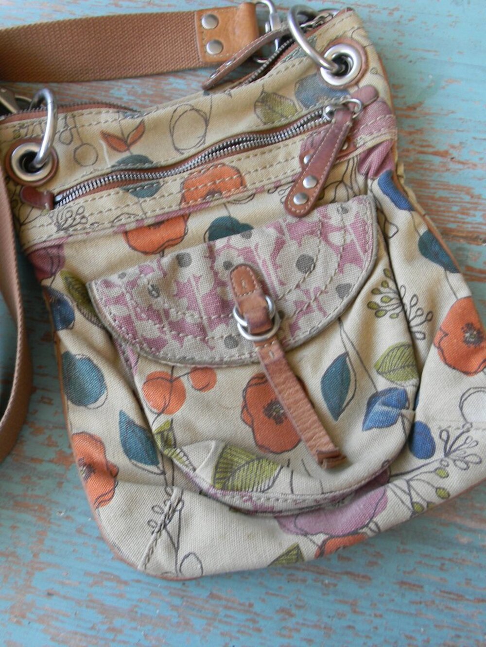 FOSSIL VINTAGE FLORAL CANVAS/BROWN LEATHER CROSSBODY BAG BUCKLE FLAP DETAIL